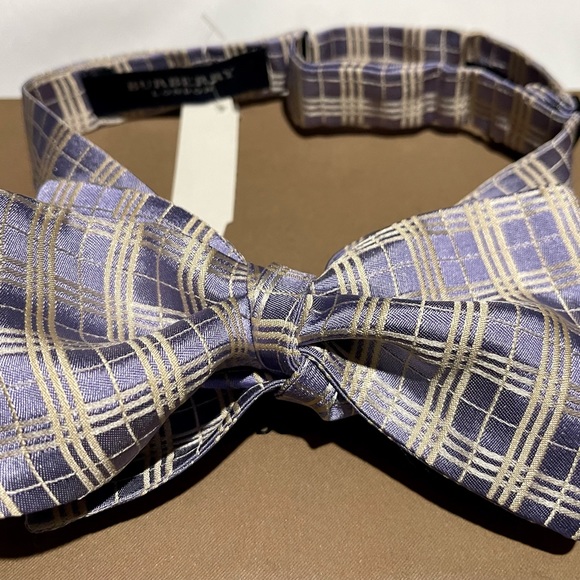 🎁HOLIDAY 25’🎁🔥💯🆕BURBERRY RARE CLASSIC LAVENDER NOVA CHECK SELFTIE BOW TIE🔥 - Picture 12 of 16